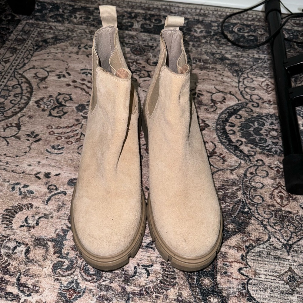 Women's Tan Chelsea Boots